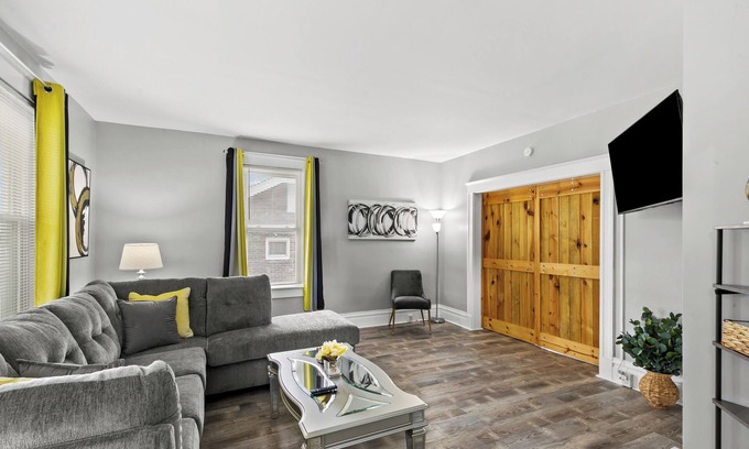 St. Louis House | Short Stay Chateau near Airport, Hospitals, & HWYs