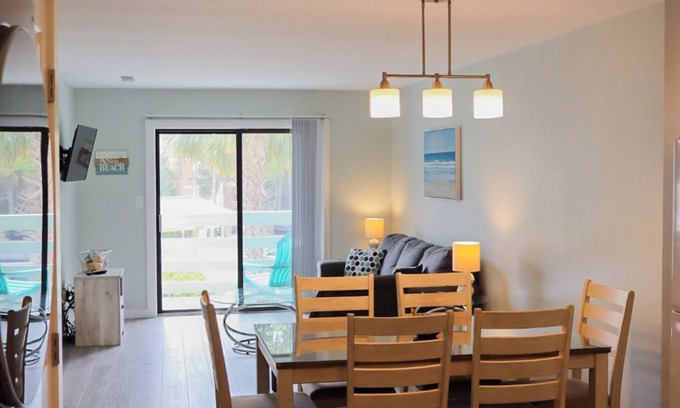 Folly Field Condo | Short Walk to the Beach - Poolside Condo - Fiddler's Cove