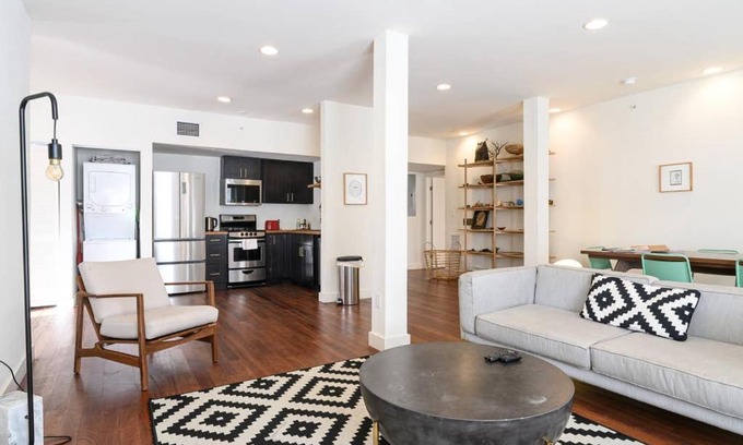 South Pointe Apartment | Short Walk to Beach - LARGE 3bd2ba - Sleeps 8
