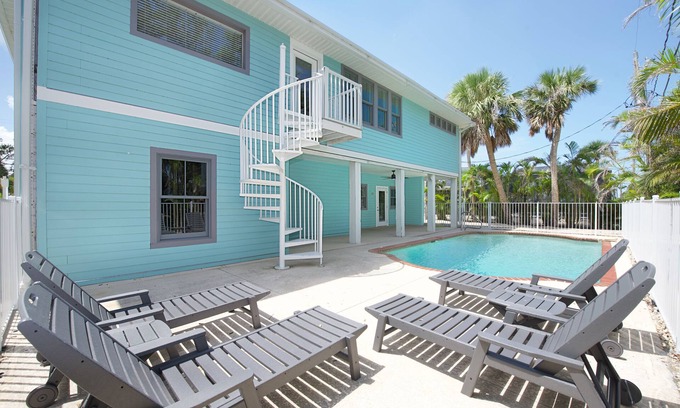 Mid Island House | Short Walk to the Beach - 4BR Shell Bound