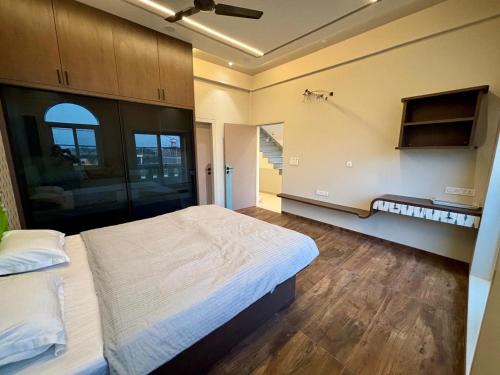 Mathura House | Shri Nath Ji Abode by Nitya Eco Living