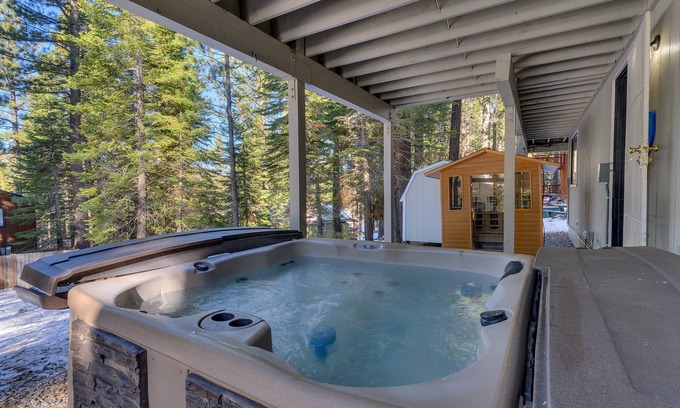 Country Club Estates House | Shuffleboard Table, Golden Tee & Pac Man Arcades, Foosball, Spa + 7mins to Lake – TreeHouse Estate