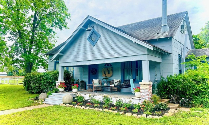 Fayetteville Cottage | Sideways Cottage, 3 br, firepit & cowboy pool 7 miles from Round Top