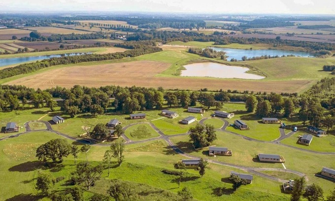 Bury St Edmunds Ski Chalet | Signature Spa Six Pet