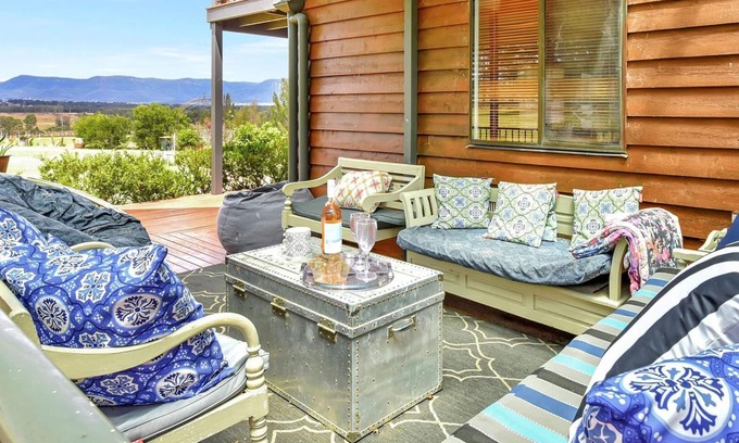 Rothbury Cottage | Silver Springs (4br) Cottage, with Wifi, Views, Olives and Space