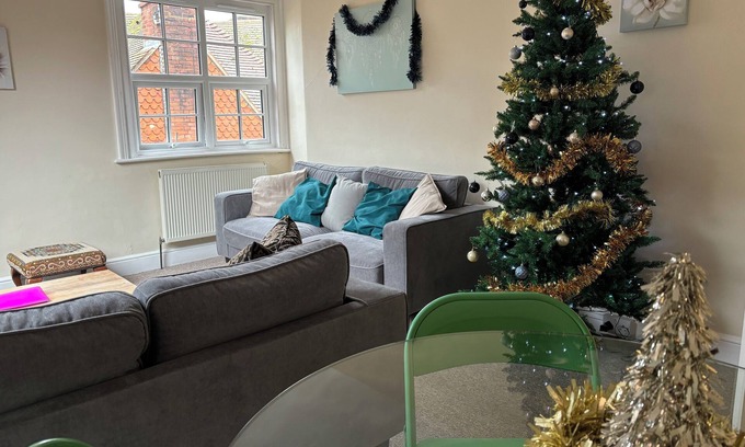Eastbourne Seafront Apartment | Silverdale Moonbeams, bright and spacious apartment, 5 minutes walk to seafront