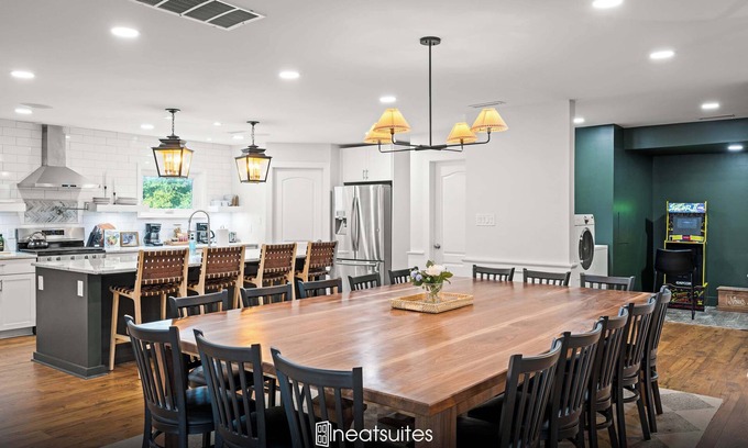 Williamstown House | Simmons Estate - Sleeps 20 - Near Ark