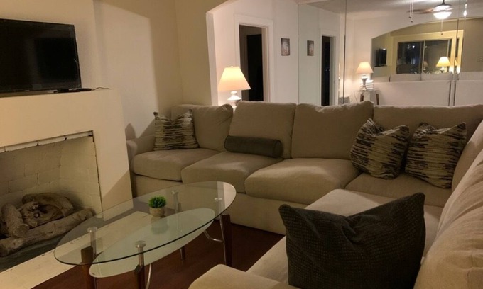 Beverly Grove Apartment | Simple 2 bedrooms in an amazing location/Melrose