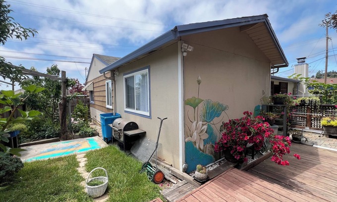 Castro Valley House | Simple 3B1B with Laundry, Parking and Yard - 3604