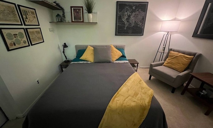 Pocket Apartment | Simple Cozy Moonlit Haven in Greenhaven
