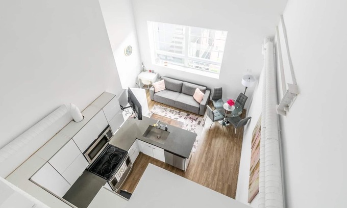 Kirkendall North Apartment | simply Comfort. UV Disinfected Rosebud 2Br Loft Free Parking Gym