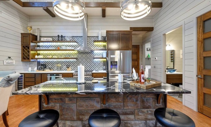 Hochatown House | Simply Luxe Retreat -Pool Table, Custom Swing Set,EV Charger