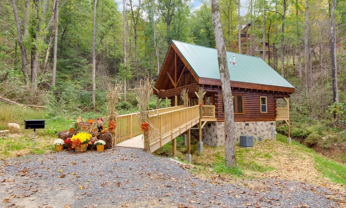 Gatlinburg - Pigeon Forge Cabin | Simply Unforgettable | Stunning Cabin with Hot Tub & Pool Table!