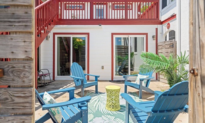 Galveston Condo | Sinatra Cottage · Classic Charm by Ocean Town