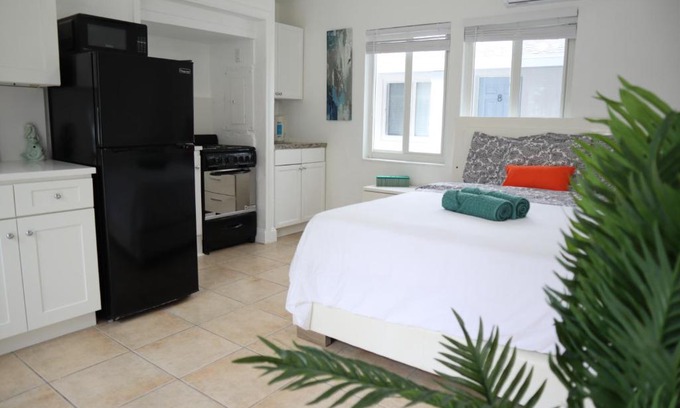 Palm Beach Shores Apartment | Singer Island Inn Studio/Walk to the Beach