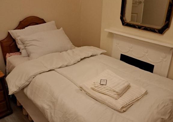 Seven Kings House | Single Bedroom available - Train station London Seven Kings