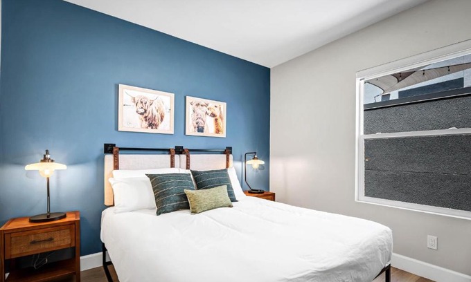 Vista Apartment | Single Bedroom - Queen Size. Heart of Downtown Vista