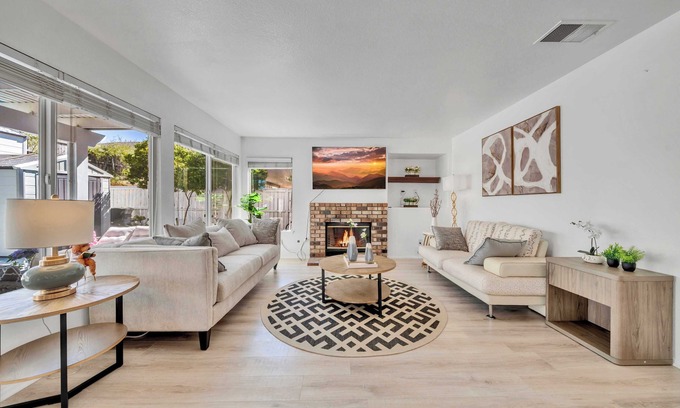 Temecula House | Single Fam Home|Mainfloor Bedroom|Garage Access|Spacious Living Room #42192
