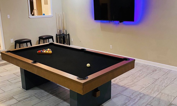 Brunswick House | Single family home Hot tub full deck Nearby shopping center in Beaches