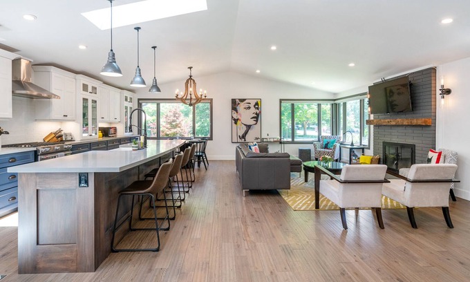 Old Town Historic District House | Single Level Luxury 2 Bdrm w/Ensuites in Old Town ❤️️ Niagara on the Lake