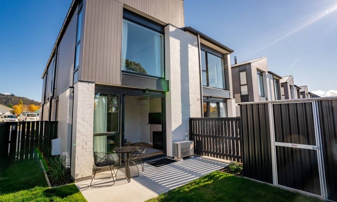 Albert Town Cottage | SINGLE MALT - WANAKA HOLIDAY HOME, family friendly in Wanaka