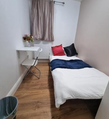 Townfield House | Single room Hayes, Heathrow, London, Free parking
