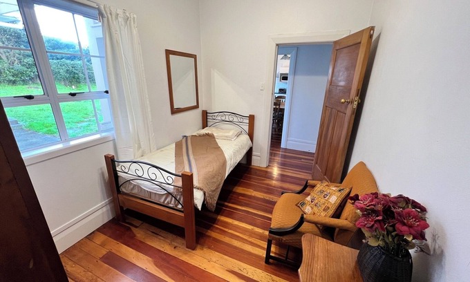 Epsom Bed & Breakfast | SINGLE ROOM ONLY Shared Bathroom @ LA CASA BONITA AUCKLAND 8 Bedroom Villa