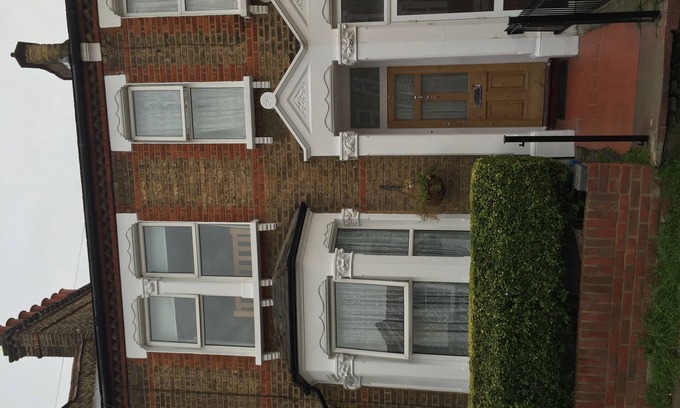 Lewisham House | Single/Twin rooms in Catford Homestay