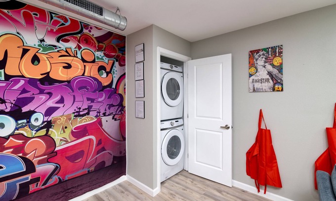 West Arlington Apartment | Sip & Paint Artistic Getaway with AC, WiFi in wonderful Arlington