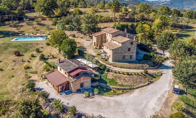 Bivio Lugnano House | Situated on a panoramic hill, this inviting stone house welcomes you in Lugnano.