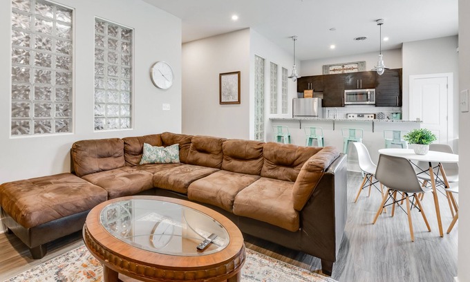 Fan District Apartment | Size-able 2bd/2bth w/ FREE parking on site in Carytown
