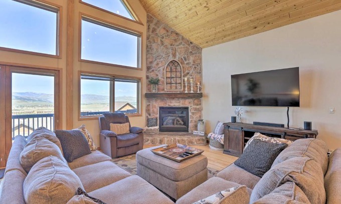 Innsbruck Val Moritz House | Ski and Bike Home with Deck and Hot Tub in Granby!