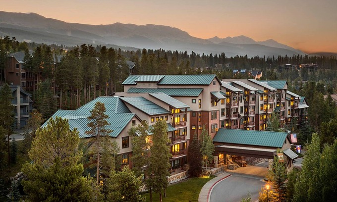 Historic District Hotel | Ski at Peak 9 Jan. 9-13!
