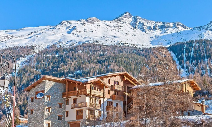 Lanslevillard Condo | Ski aux pieds | Vues imprenables | Piscine + sauna