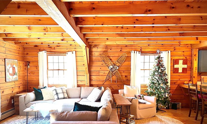 Sunday River Area House | Ski cabin dream! HEART of resort. Midweek deals. Make family memories. Hot tub!