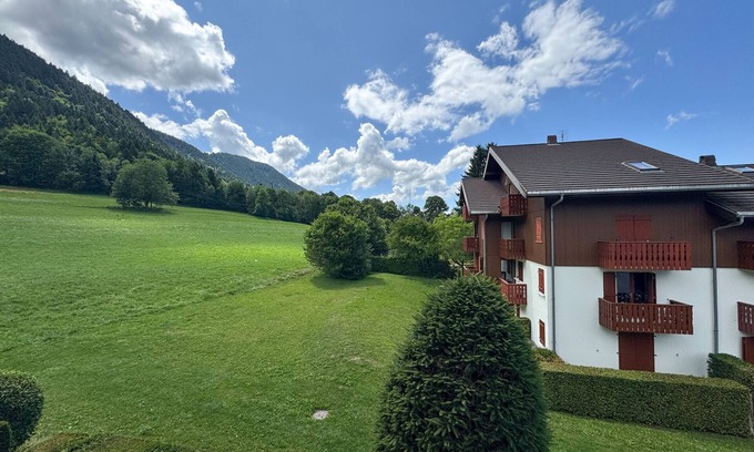 Bernex Apartment | Ski-in apartment in Bernex with balcony and parking