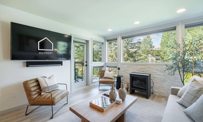 Upper Village Condo | Ski-in/out | Complex pool, hot tub & BBQ | WIFI