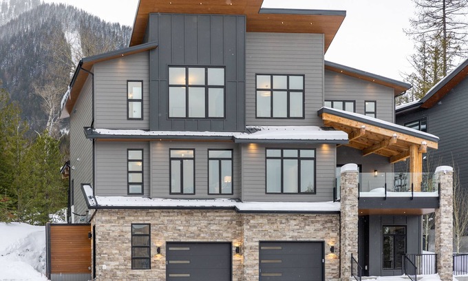East Kootenay House | Ski In/Out. Luxury. Private Hot Tub. EV Charger.