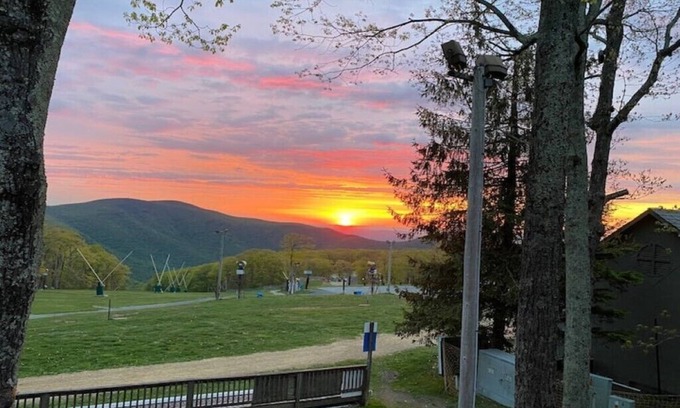 Wintergreen Condo | Ski In & Out Mountain & Firework Views Studio