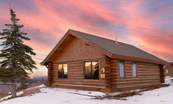 Big Sky House | Ski-In/Out Mountain Cabin Home! Private Hot Tub, Stunning Views, 7min Drive to R
