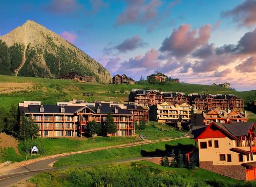 Crested Butte Apartment | Ski-In & Out, Top-Floor CB Condo, Panoramic Mountain View