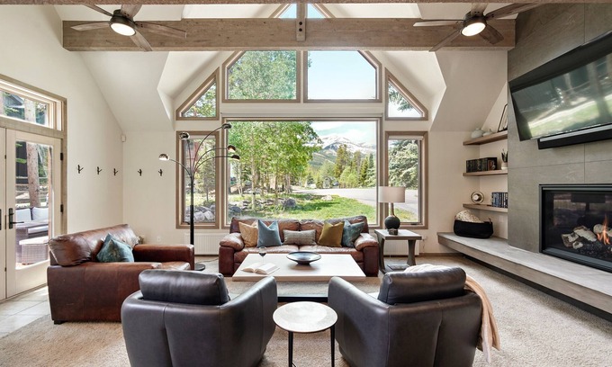 Warrior's Mark West House | ⭐️ Ski-in/Out via BurroTrl HotTub Views Pets FREE Town/Ski Shuttle FreeSkiPass