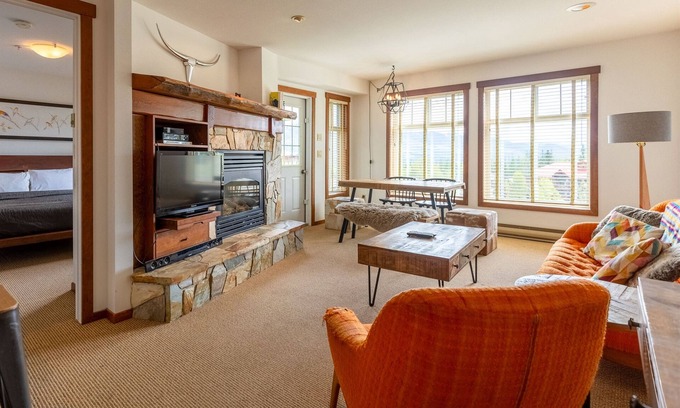 East Kootenay Condo | Ski In/Out with Mountainside Views. Dog Friendly