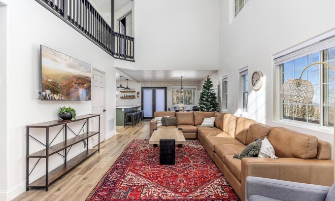 Brian Head Cabin | Ski in/Ski out cabin. 5 bedrooms. 4 king beds. Bunk room. Fast WiFi. Sleeps 25+