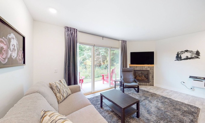 Warren Condo | Ski-in/ski-out condo near the slopes with pool, fast WiFi & garden-level patio