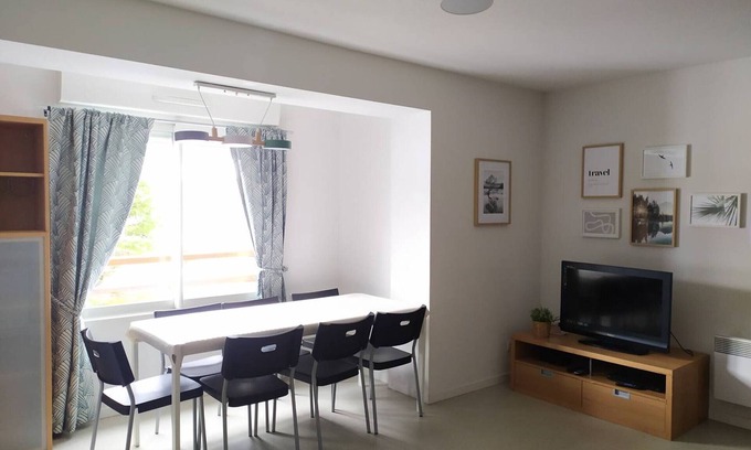 Arette Apartment | Ski-in/Ski-out: Cozy Apartment for 6 with Mountain Views, Parking & Modern Amenities