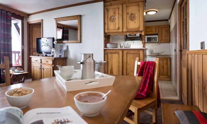 Val-Thorens Apartment | Ski-in/ski-out & foot of the slopes, fitness, balcony, tv, ski locker, 49m², Val Thorens