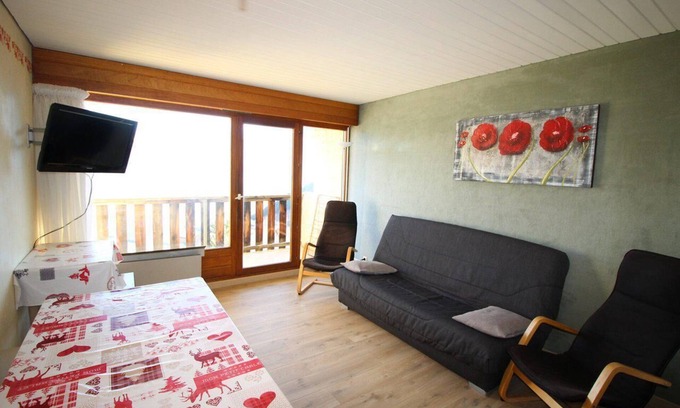 Auris Apartment | Ski-in/ski-out & foot of the slopes, 3rd floor, view mountain, balcony, tv, ski locker, 55m²