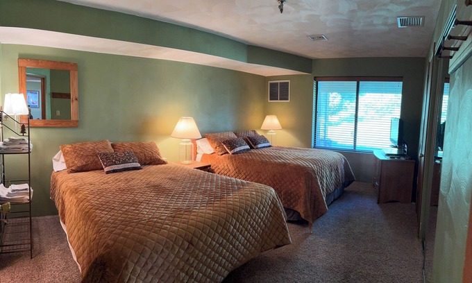 White Condo | Ski- In, Ski- Out, Ground Floor, Wi-Fi , use of hot tub & fireplace in Lounge