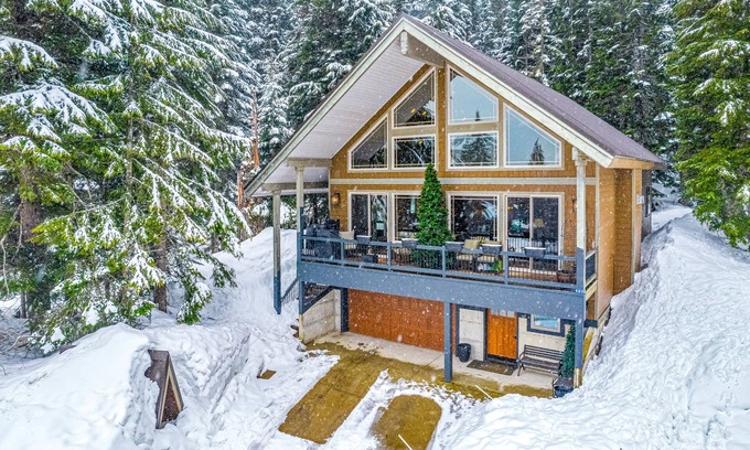 Hyak Cabin | Ski-in/ski-out cabin with mountain-view deck, fireplace- walk to lifts